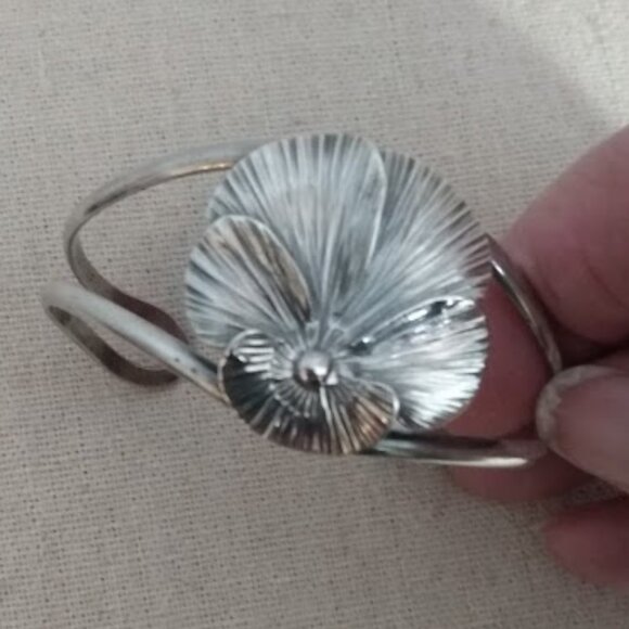 Stuart Nye: Vintage open cuff flower bracelet Marked sterling, patent 2.215 - Picture 2 of 5